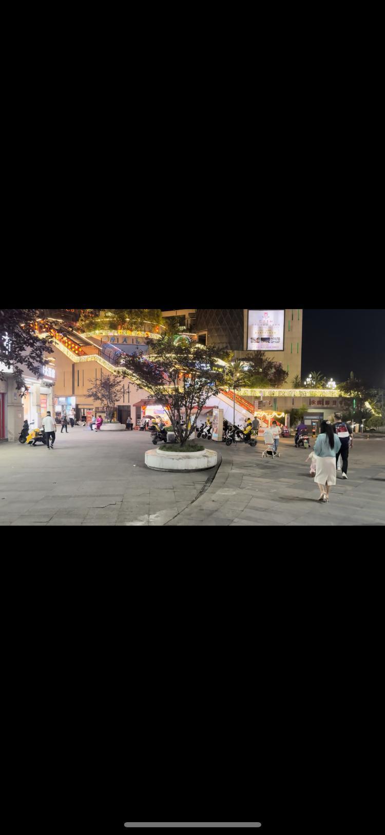 重庆市九龙坡区九龙街道盘龙新城社区摩托车,电动车,外卖车辆上人行道