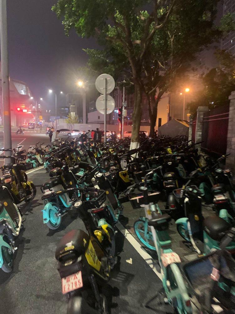 沙坪坝区大学城共享电瓶车乱停乱放