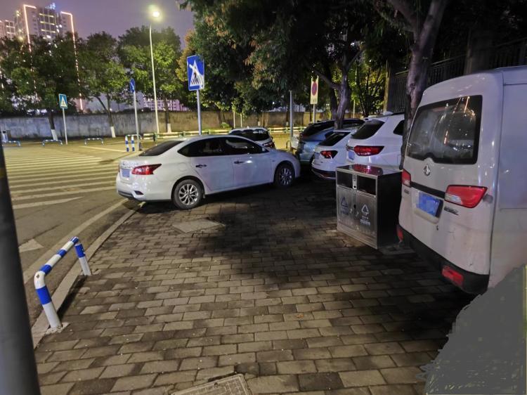 北碚蔡家蔡通路云榭路十字路口车辆违停堵死人行道,导致安全隐患-重庆