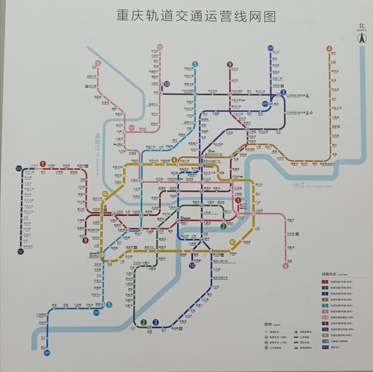 璧山云巴1号地铁站与轻轨1号线璧山站分别建设在双龙大道道路两侧