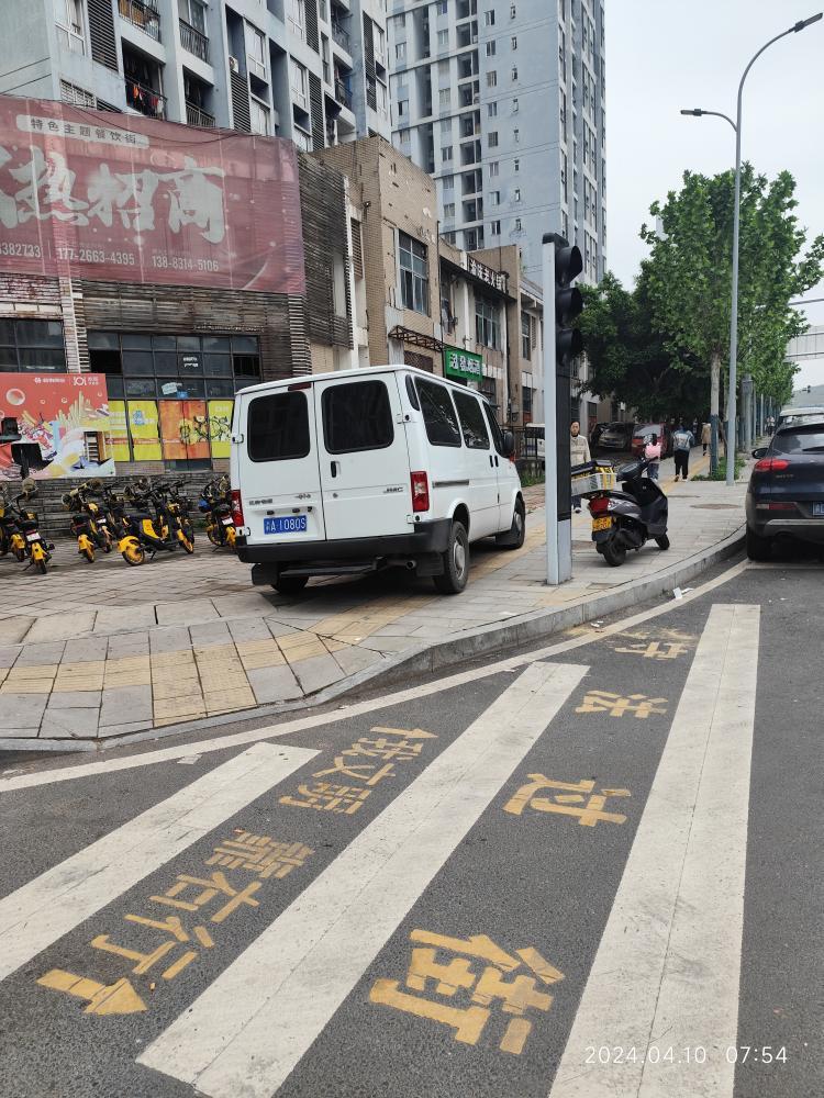 现针对您反映的问题回复如下:据现场查看,蔡和路和同华路十字路口人行