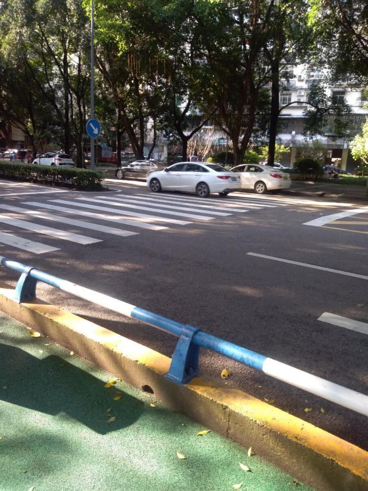 希望在北碚天生派出所和市九院一分院之间的龙溪路环城十字路口安装红