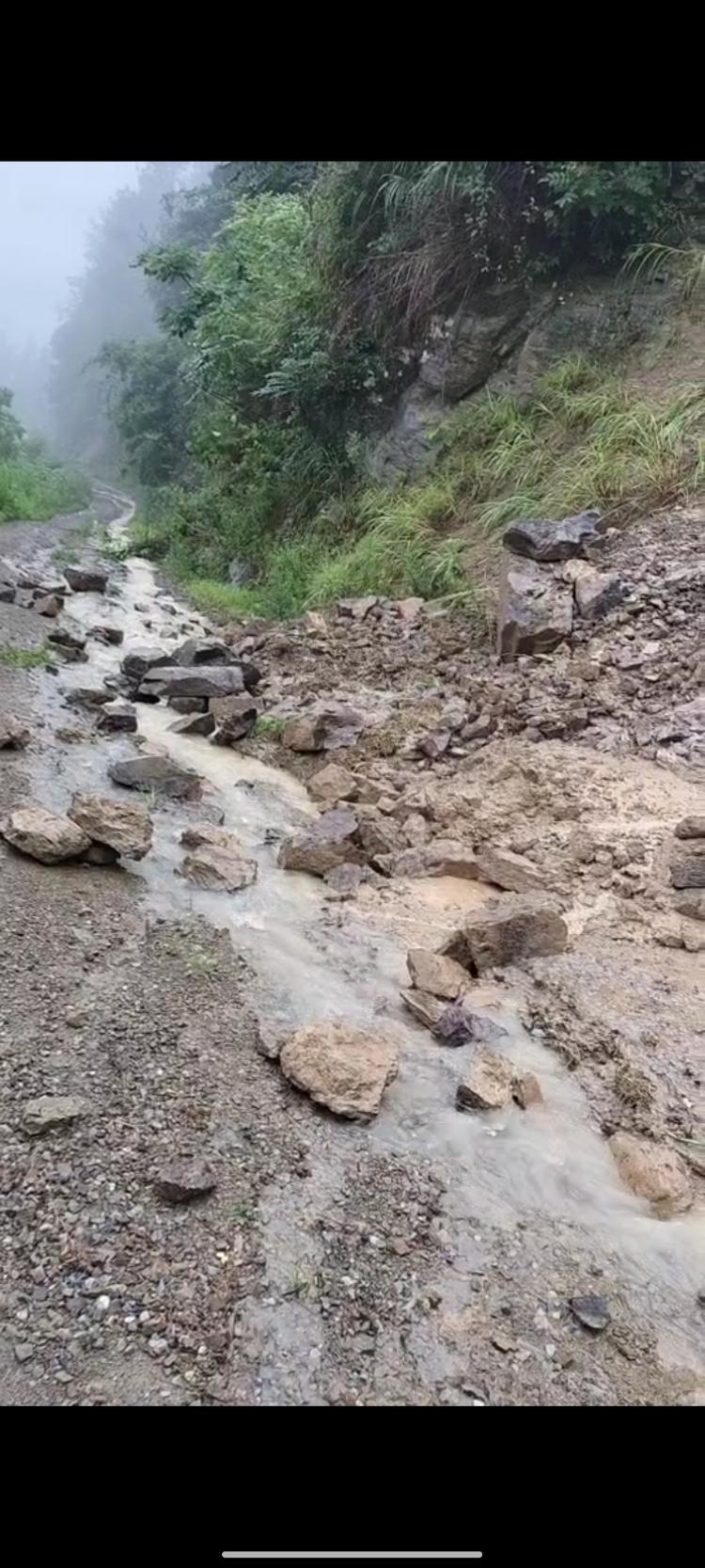 重庆市彭水县郁山镇白池村四组瓦子坪未硬化公路塌方滑坡半个月,反映