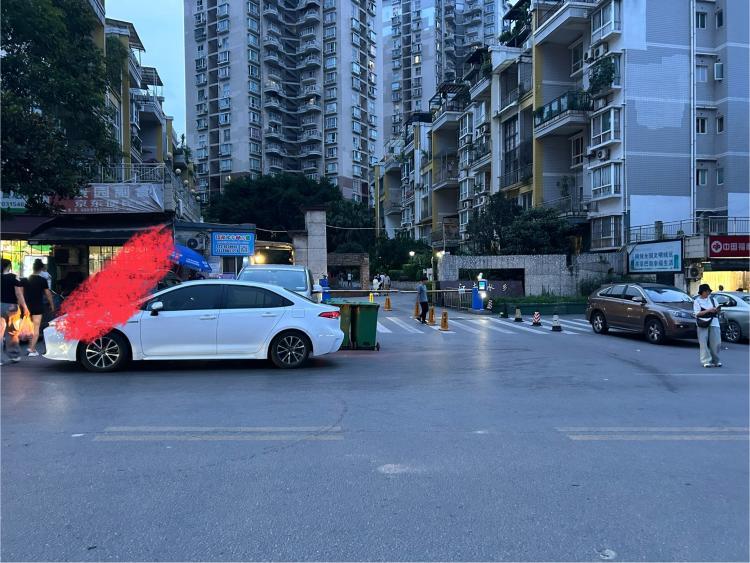 小区门口私家车占道乱停乱放
