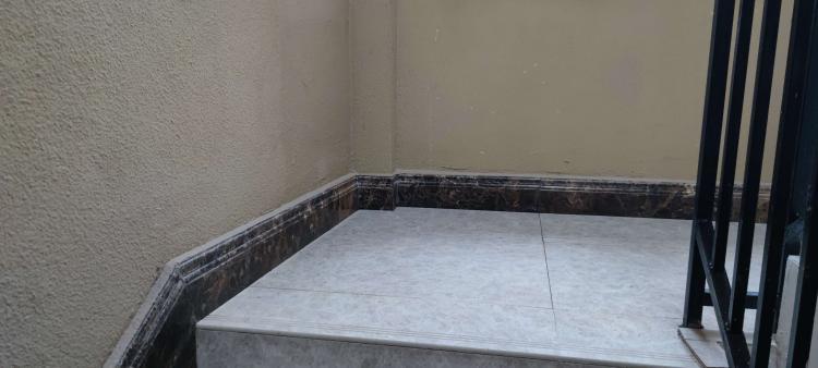 俊峰山万里1栋2单元顶层楼梯间未按设计文件做防水和混凝土翻边导致