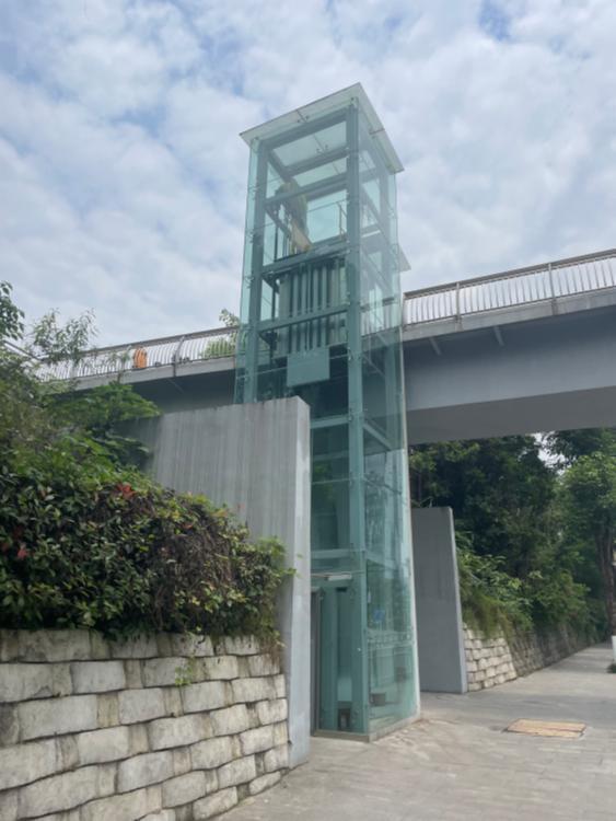 星光大道幸福广场附近天桥电梯半年了一直不开通