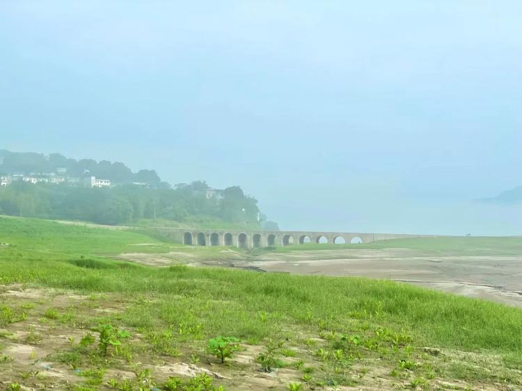 建议修建休闲,娱乐沿江公园