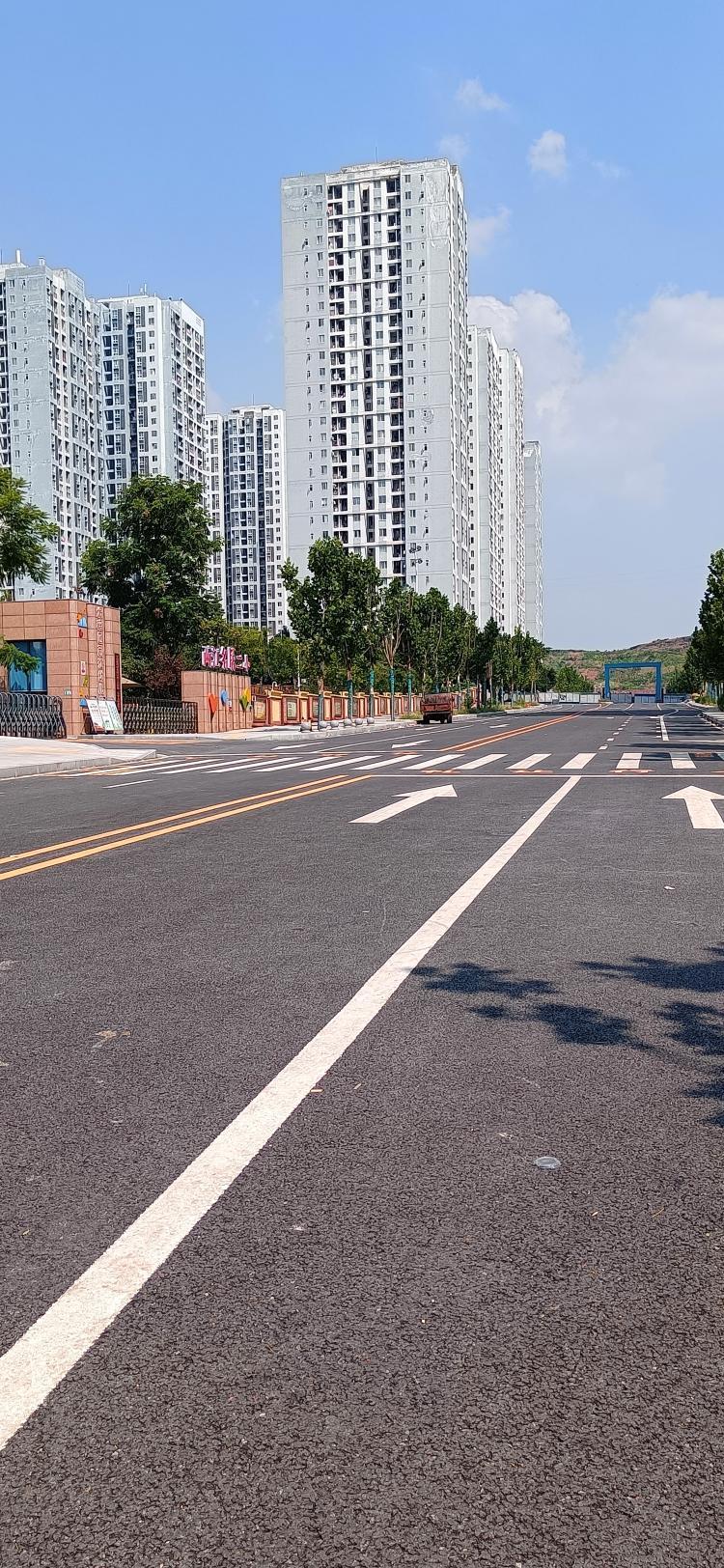 两江名居b区学校门口公路好久通车正文