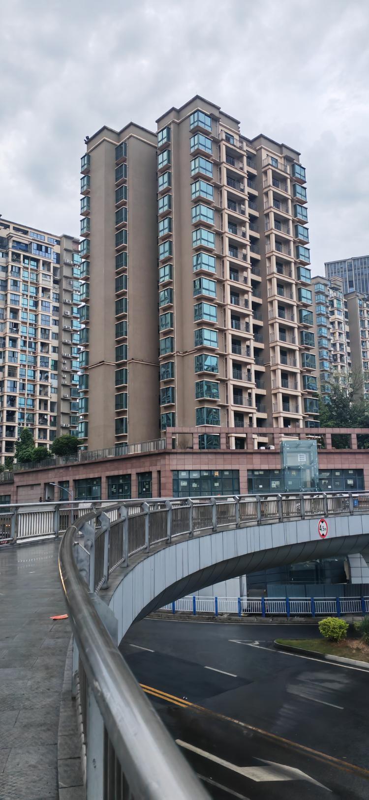 两江新区民安大道锦上华庭观苑一栋住宅楼空置正文