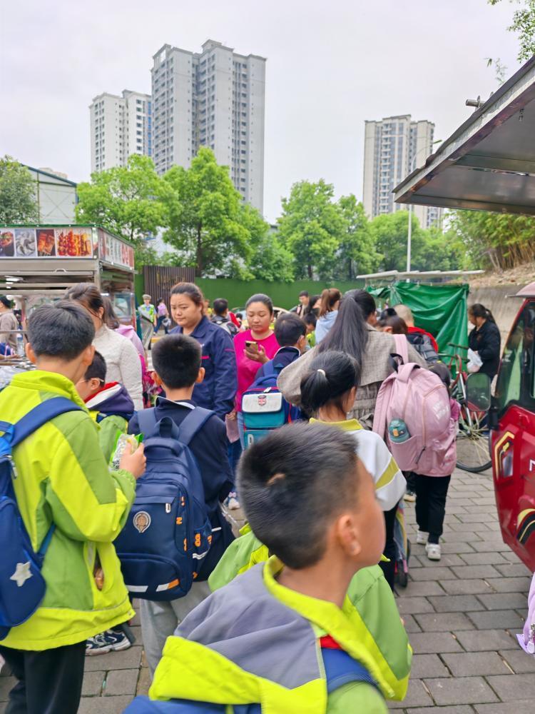 珞璜实验小学门口摆摊占道问题正文