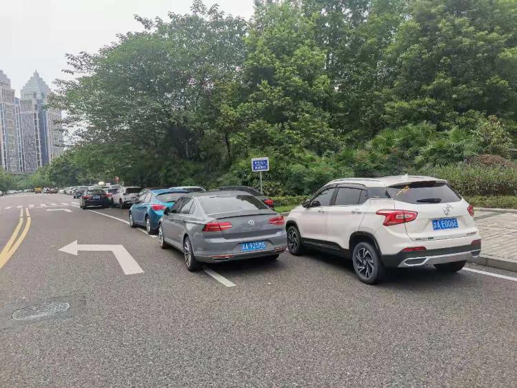 大城众管随手拍两江新区文竹路和嵩山南路车辆乱停乱放现象严重