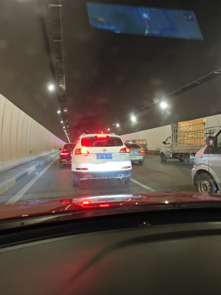 慈母山隧道群至盘龙立交长时间拥堵