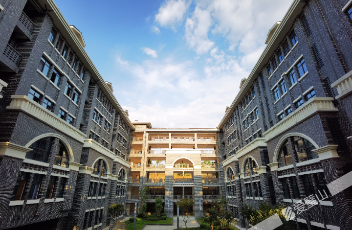 璧山中学枫香湖校区正式投用 首批2700余名初一新生报到入学