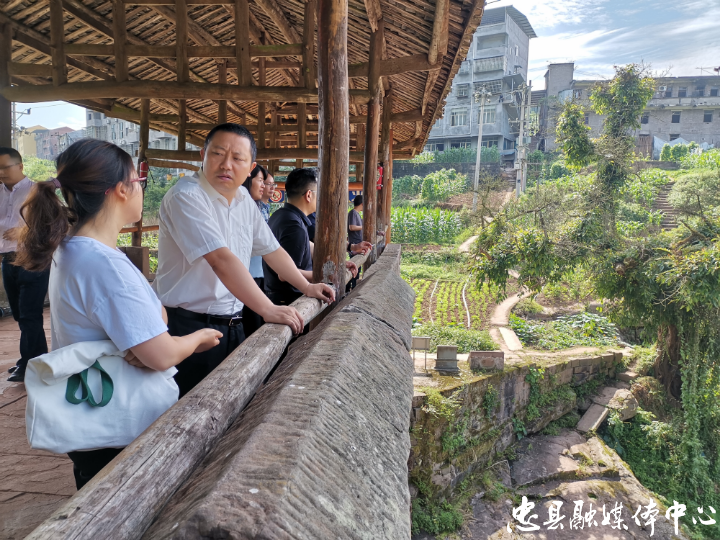 成鴻羽深入白石鎮萬板場瞭解居民生活汙水處置情況,查看兩河汙水處理