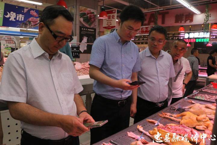 严俊以最严标准加强食品安全监督