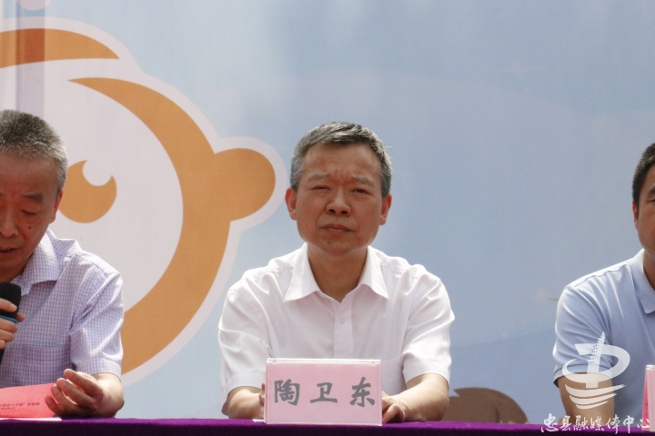 县人大常委会副主任陶卫东宣布"向日葵亲子小屋"项目正式启动.