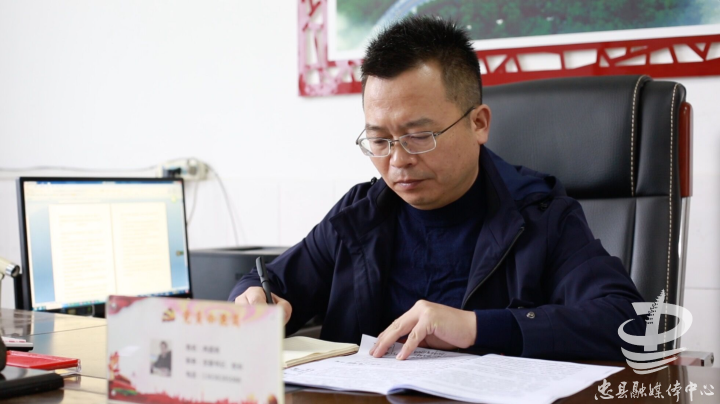 2012年,因工作成绩优异,冉孟明调任忠县新立中学担任校长,主持全面