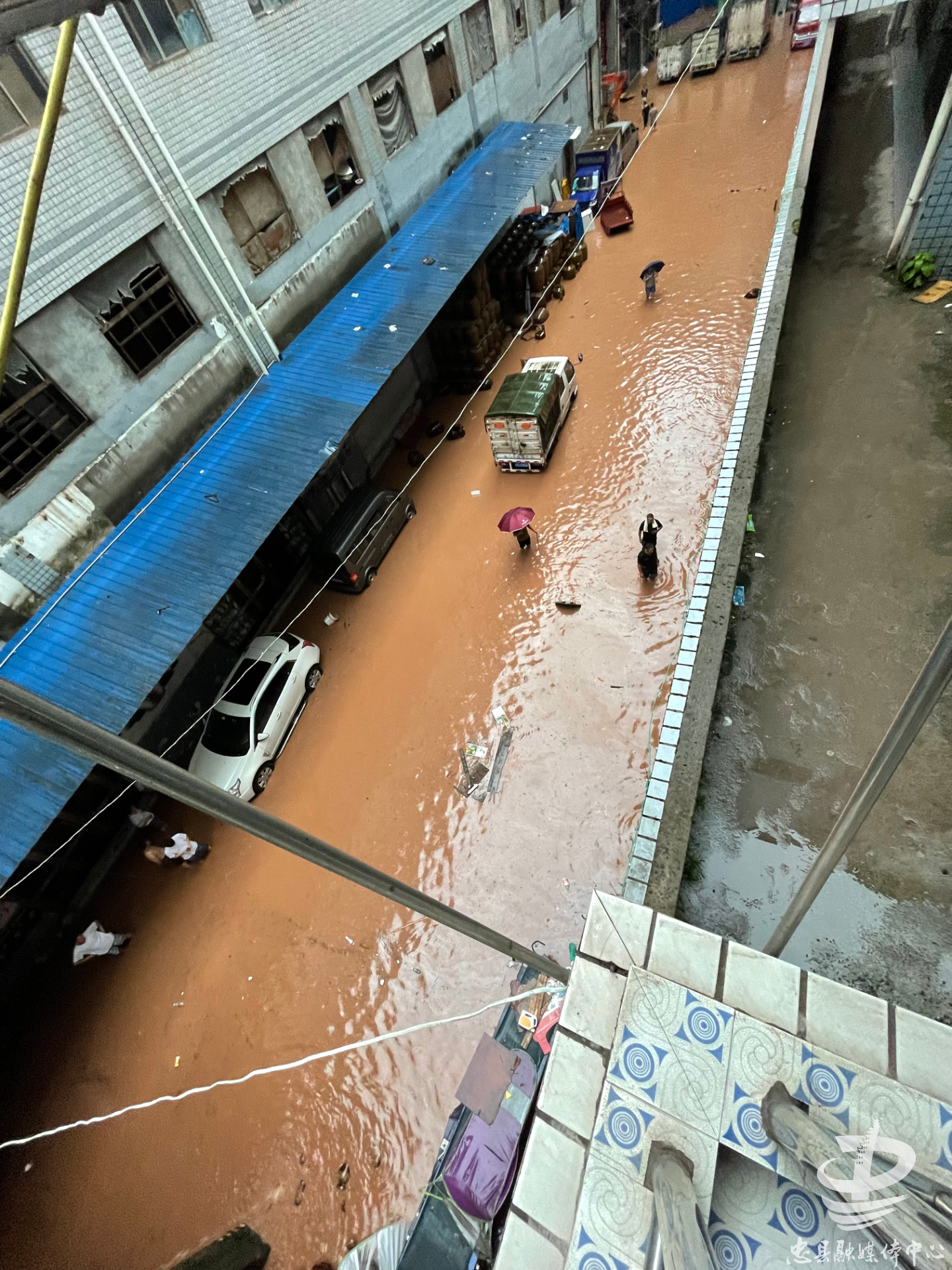忠县暴雨致城区部分路段积水严重