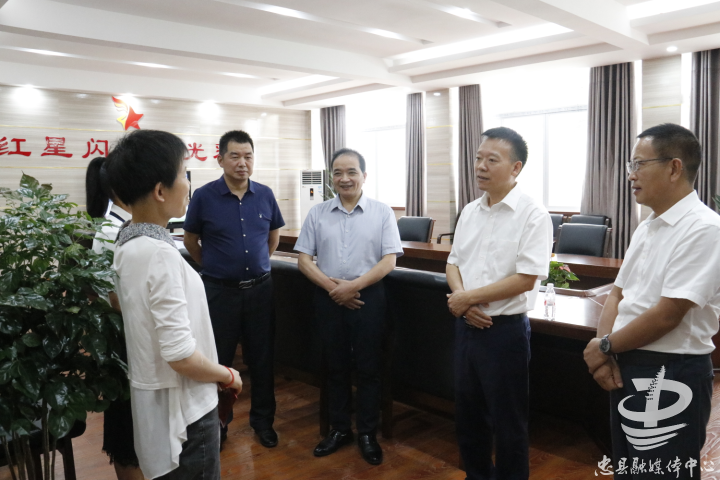陶卫东慰问困难教职工和优秀教育工作者-时政-忠县-新闻中心-忠州新闻