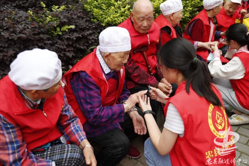 忠县关爱老人与爱同行志愿服务项目获市级铜奖