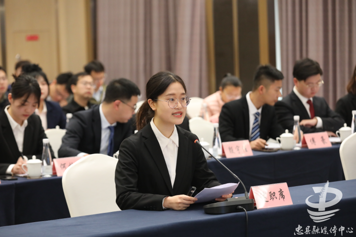 忠县到村任职选调生赛马亮绩刘艳出席相关会议