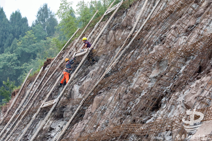 忠石沿江旅游公路二期加快实施护坡工程-社会-忠县--