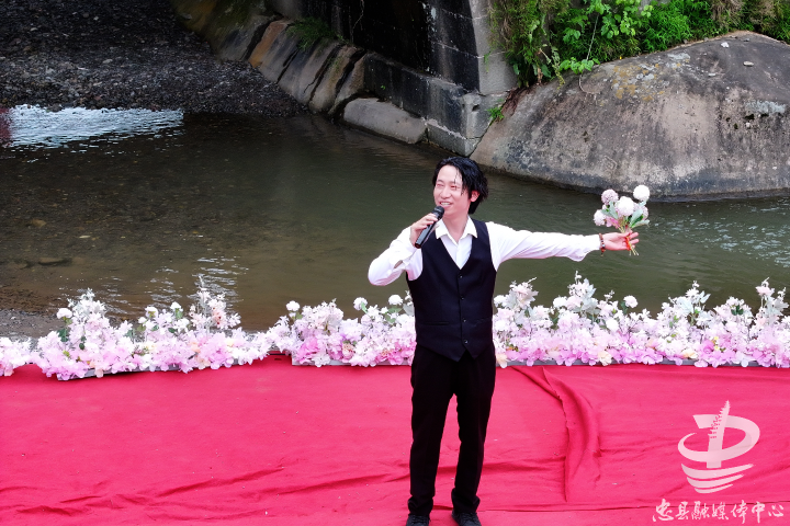 白石镇一座古桥下,一场"众筹"公益演出精彩上演-社会-忠县-新闻中心