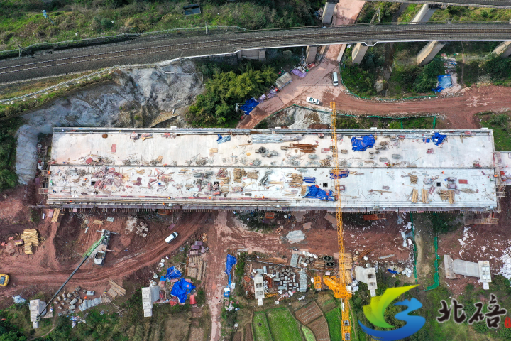 2022年2月23日,位于东阳街道上桥村的渝合铁路梁水湾大桥施工现场.