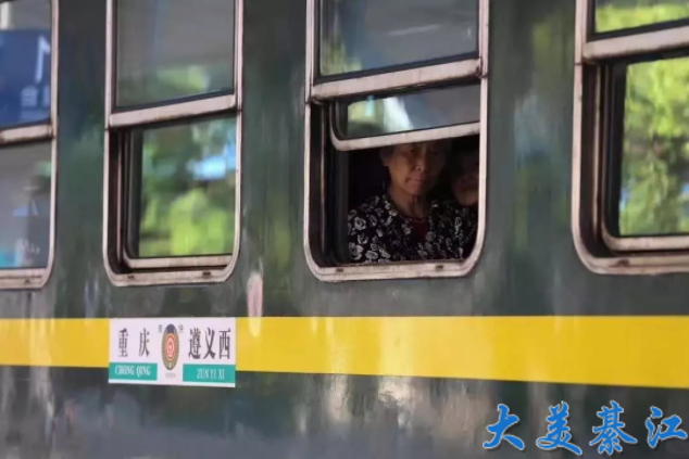 遵义西9:00开,经停松坝,娄山关,红花园,元田坝,新场,九龙塘,蒙渡,松坎