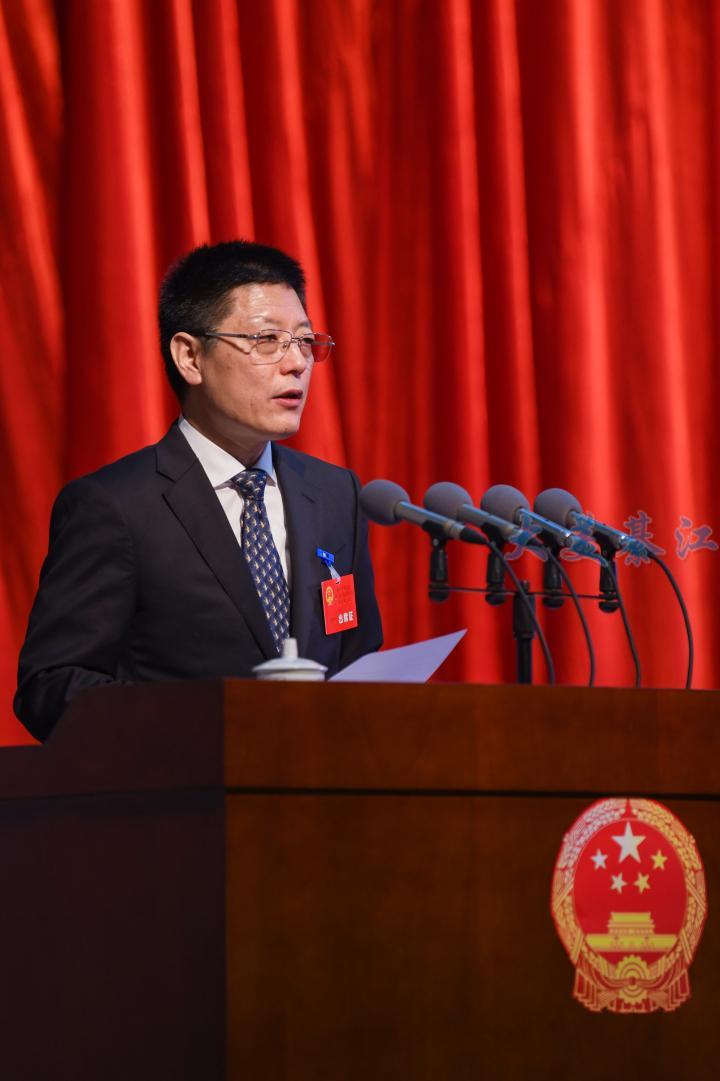 区长姜天波代表区人民政府作工作报告陈星宇 摄