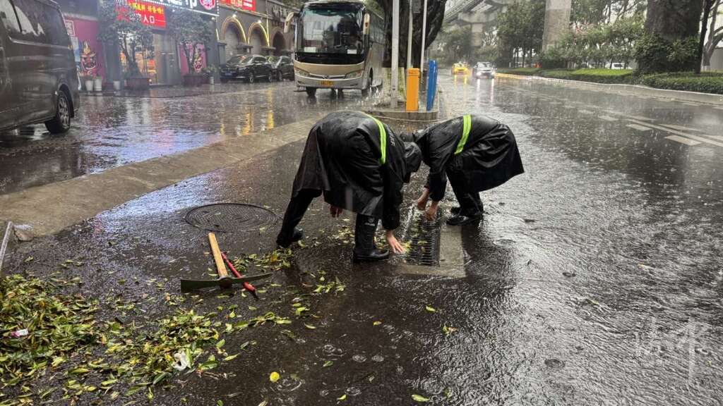致敬！暴雨中守卫城市安全的“这群人”-重庆日报