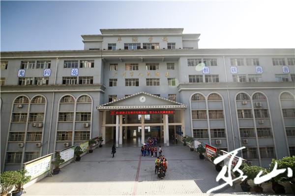 广州市援建的平湖小学.jpg