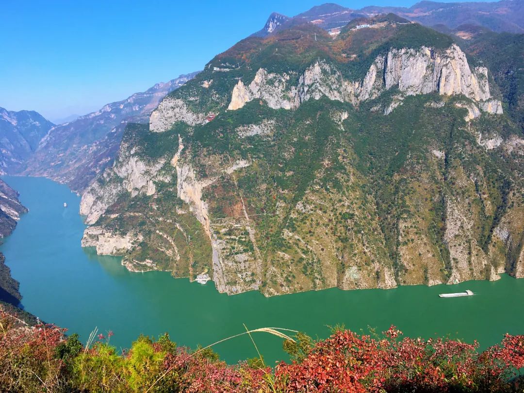 巫峡两岸披红霞