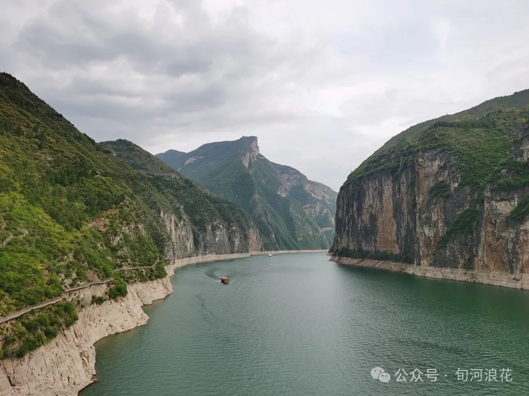 到了奉节,我们先是坐船来到长江南岸,登山去看夔门.