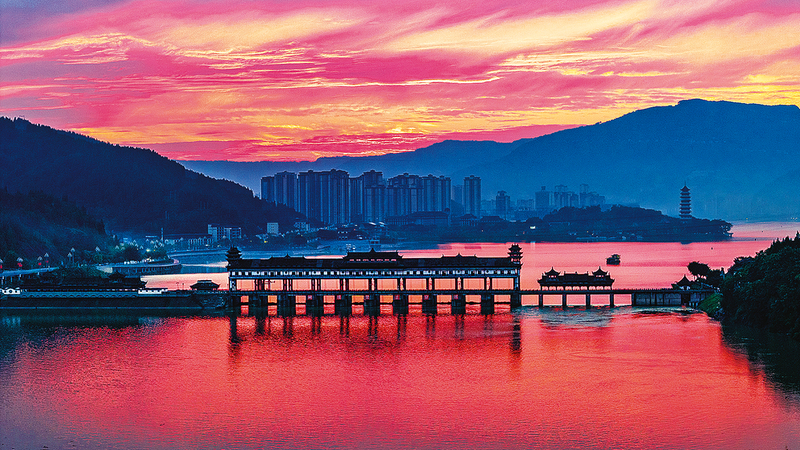 紅霞漫壩 水城同輝