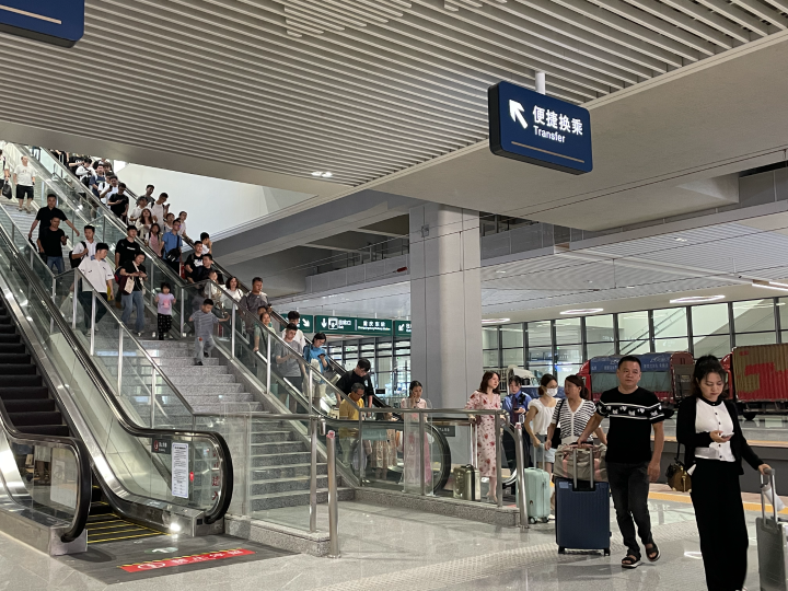 高铁站内便捷换乘.jpg
