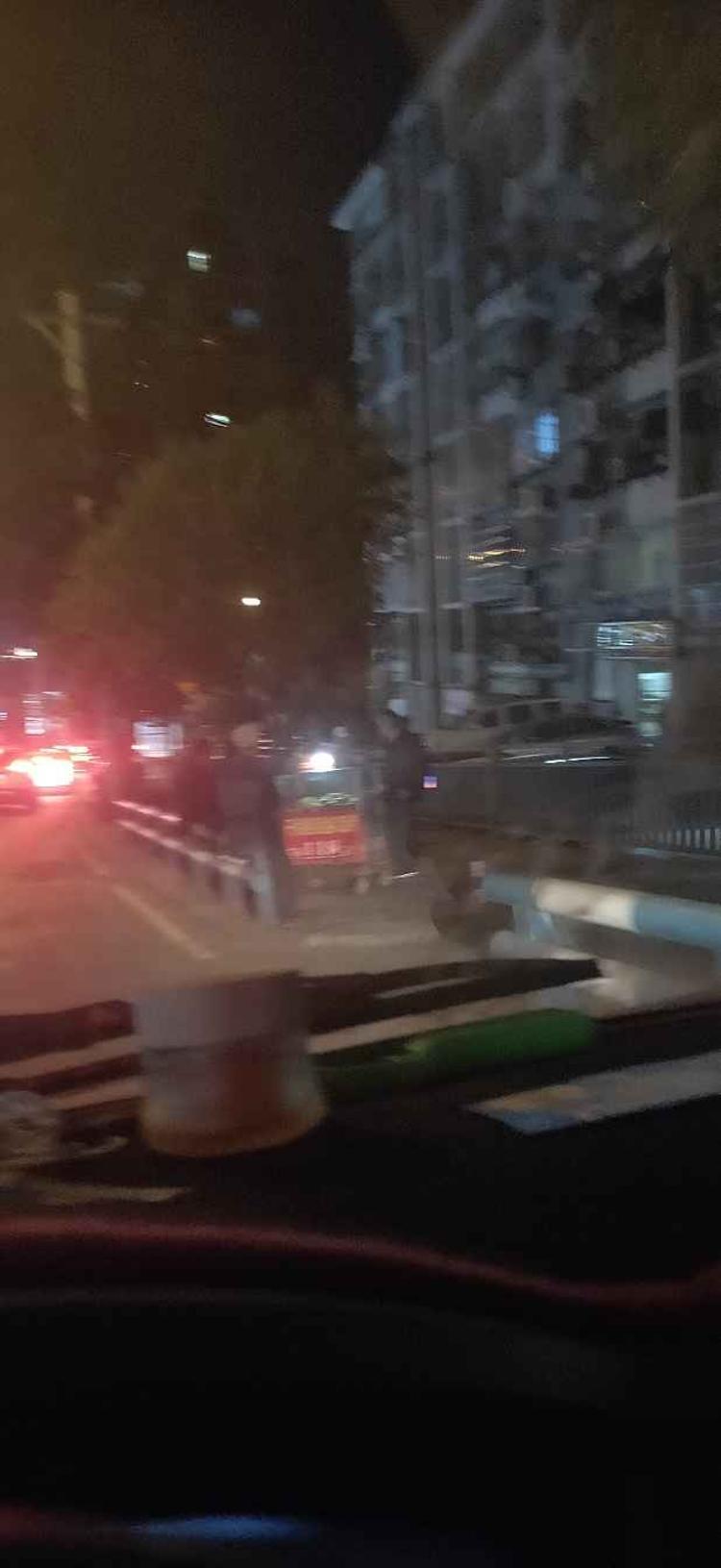 市民反映碧水蓝天人行道晚上还是在摆摊-社会民生 -精品万州