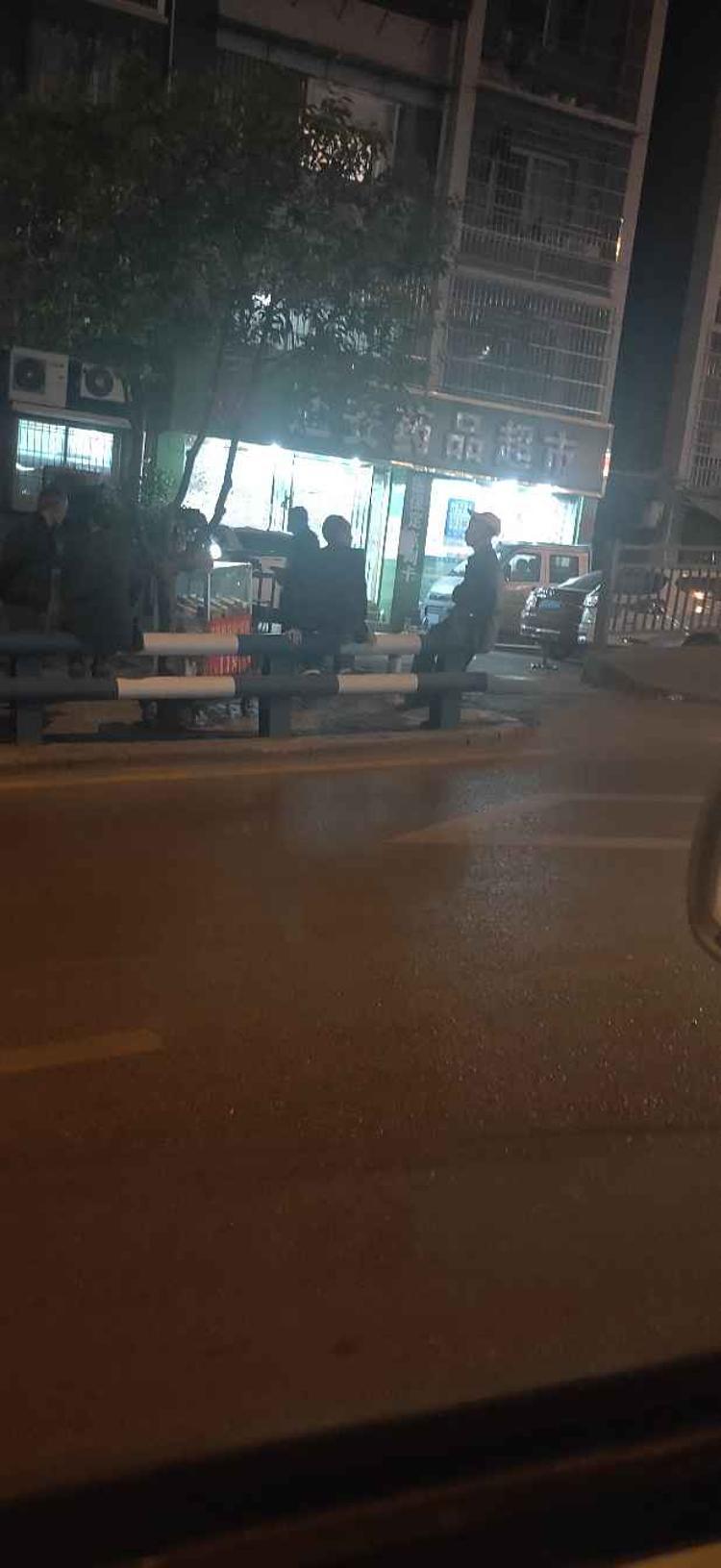 市民反映碧水蓝天人行道晚上还是在摆摊-社会民生 -精品万州