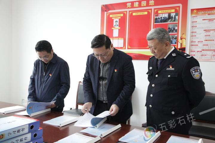 吴余川(中)在县公安局督导检查