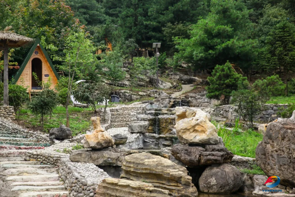 在石头城,看诡状殊形的石头模样沐浴着阳光,漫步在高山沙滩上在玻璃