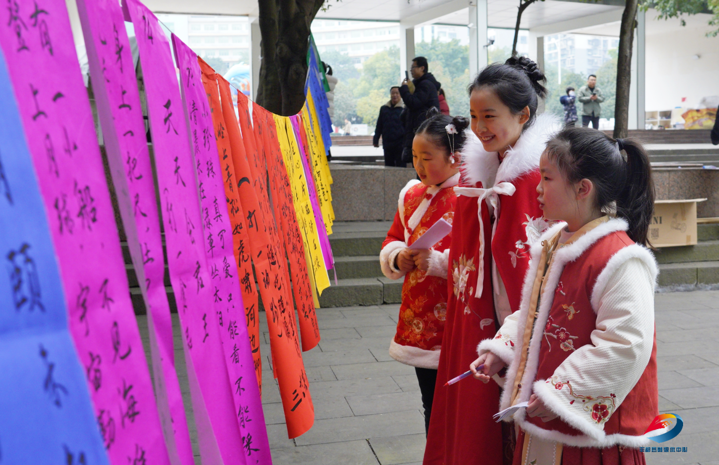 2月8日,一场别开生面的迎春猜字谜活动在朝华公园举行.