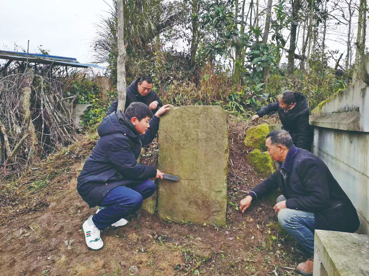 的方式,恭敬地说完敬辞后,带领家人开始捡拾地上的树枝,拔起荒草来
