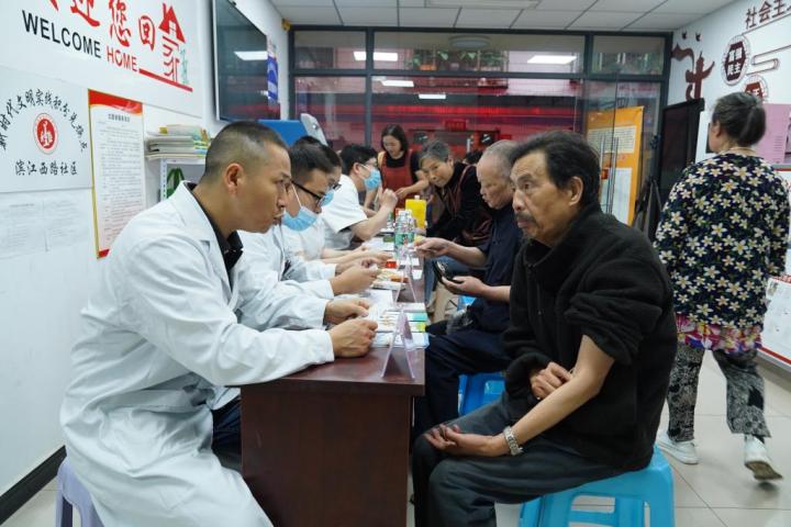 (王阳)>>夏季水果琳琅满目,备受人们青睐.