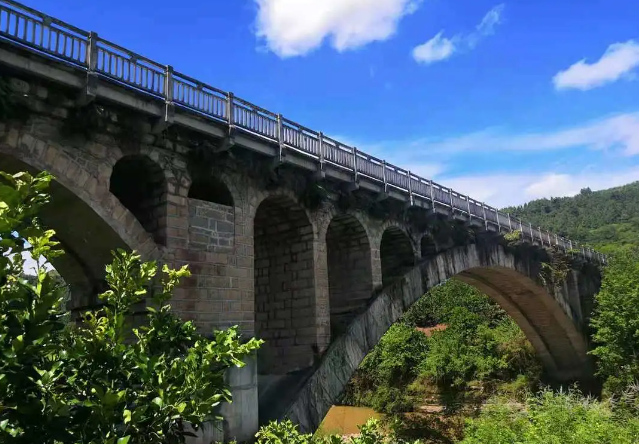 东风大桥是一座传统桥梁建筑,用天然石料作为主要建筑材料,设计独特