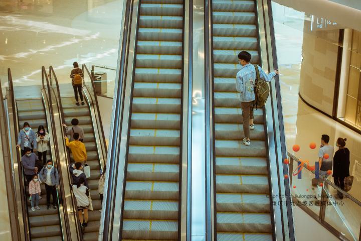 万象城的智能变频电梯,会根据人流调整运行速度,达到节能目的.