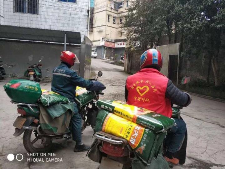 巴南一品邮政支局：一个微信群，一辆绿色邮车，疫情时期显身手
