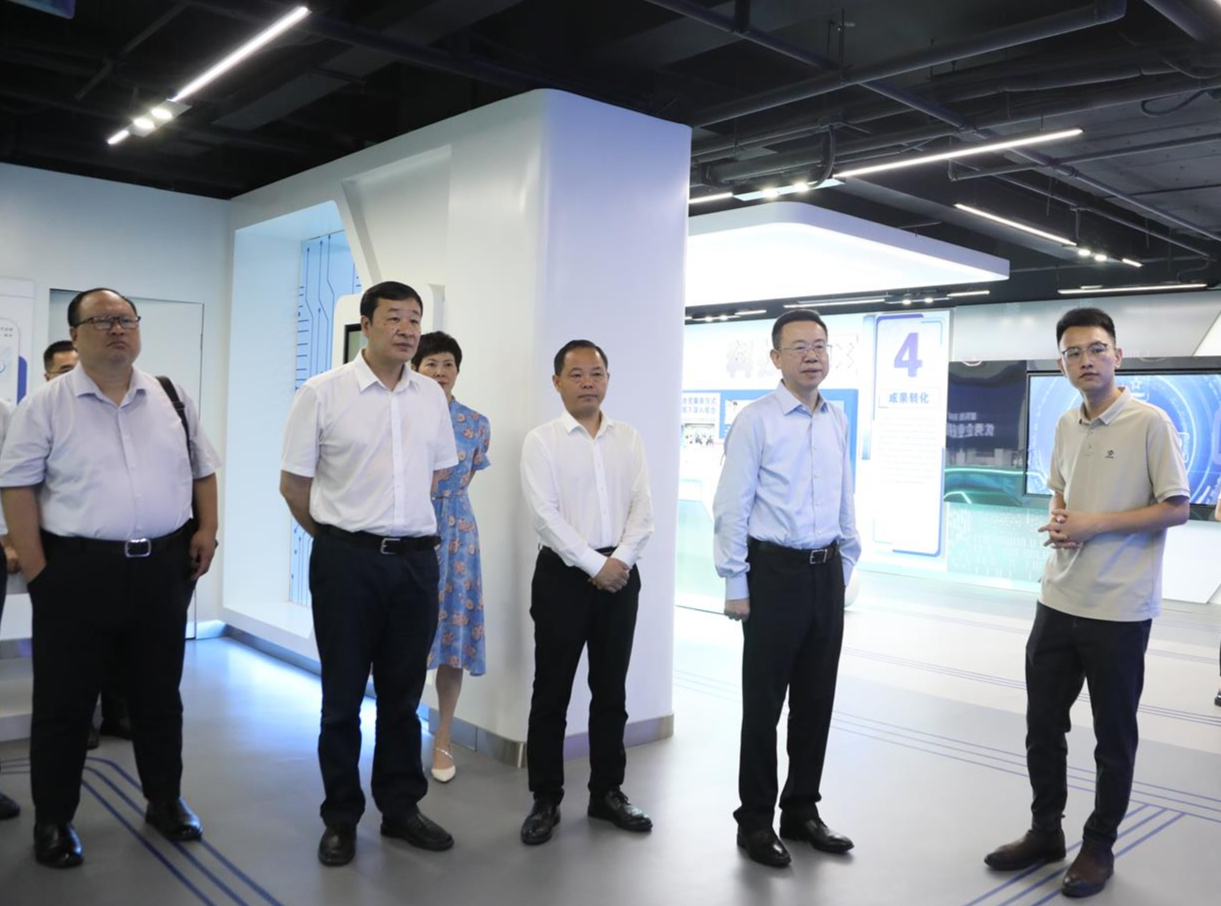 何友生：坚持科技创新，为全区经济高质量发展增添动力