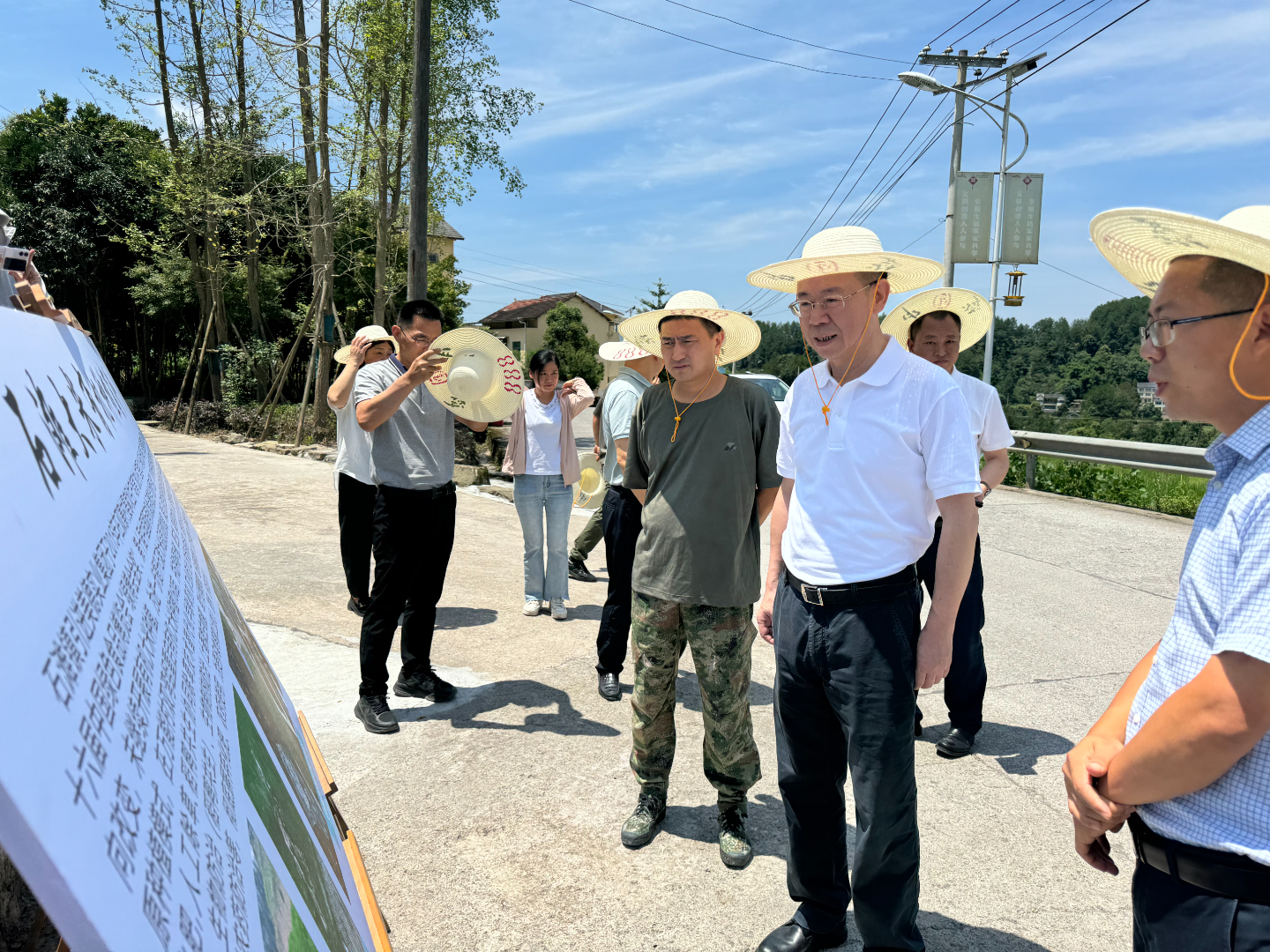 何友生在调研石滩镇森林防火、乡村振兴工作时强调：时刻绷紧安全之弦，牢牢守住安全底线