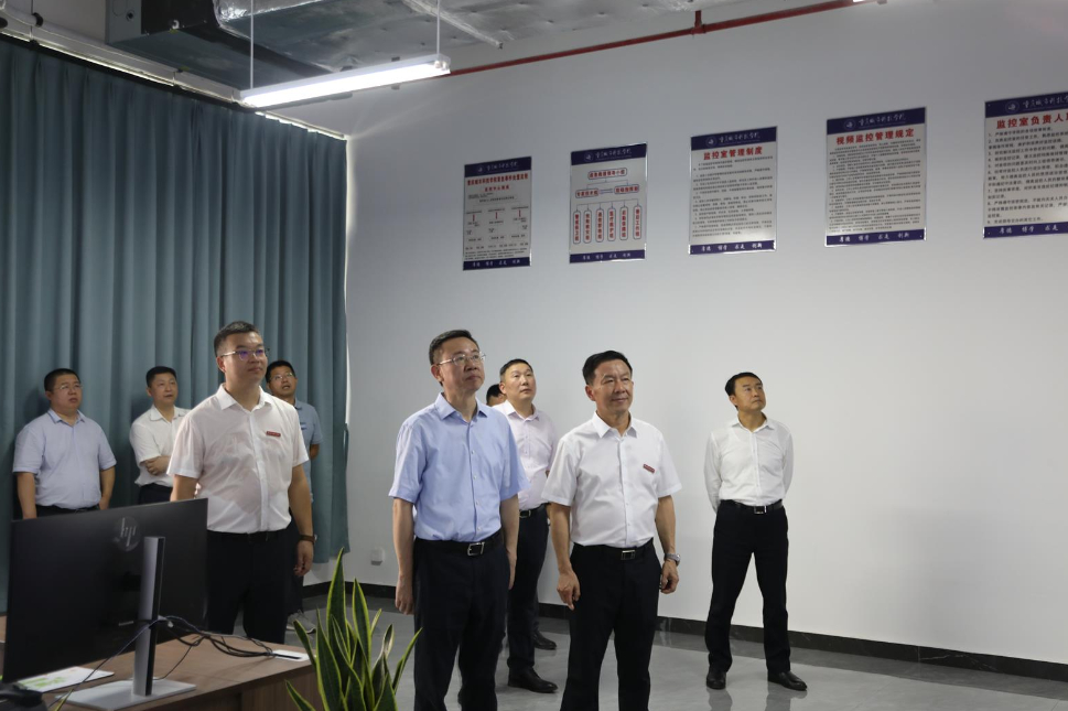 何友生赴一品街道、重庆城市科技学院宣讲党的二十届三中全会精神，并督导森林防火工作