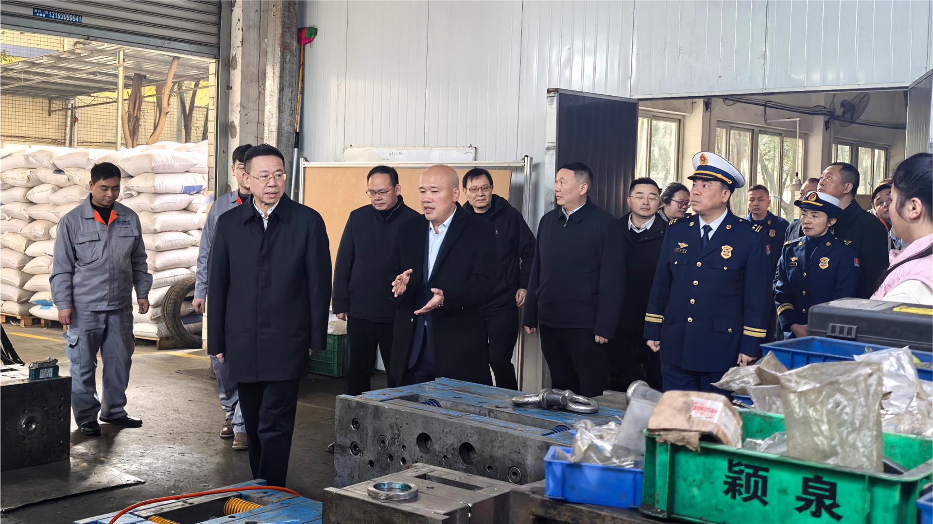 何友生：压紧压实各方安全责任  确保人民群众过一个欢乐祥和平安的节日